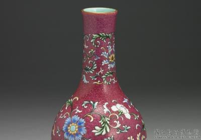 图片[2]-Gall-bladder vase in yang-ts’ai enamels with incised red ground pattern of flower brocade, Ch’ien-lung reign, Ching Dynasty-China Archive